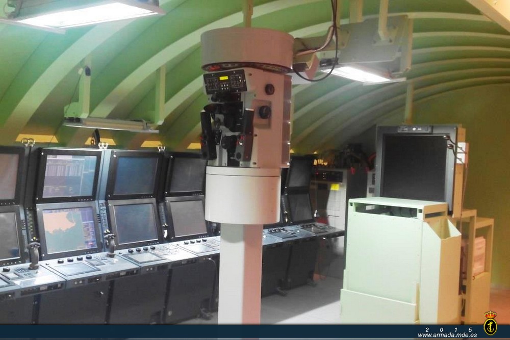 Año 2014. Simulador táctico para los submarinos clase S-80. Detalle del periscopio de ataque y de las consolas del sistema de combate.